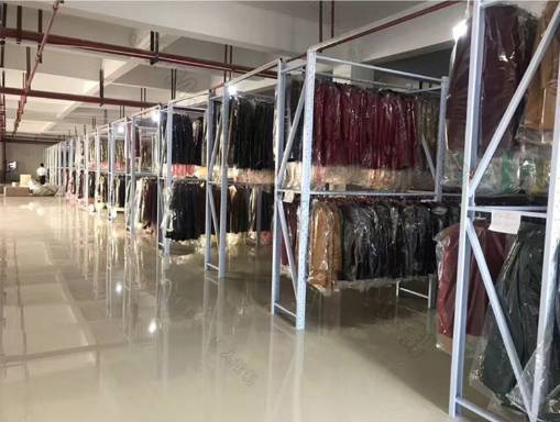 轟動(dòng)全城 鳳城 百利家購物廣場二樓 雙面羊絨大衣廠家展銷,全場1折 全場1折 11月18日震撼來襲 盛大開業(yè)